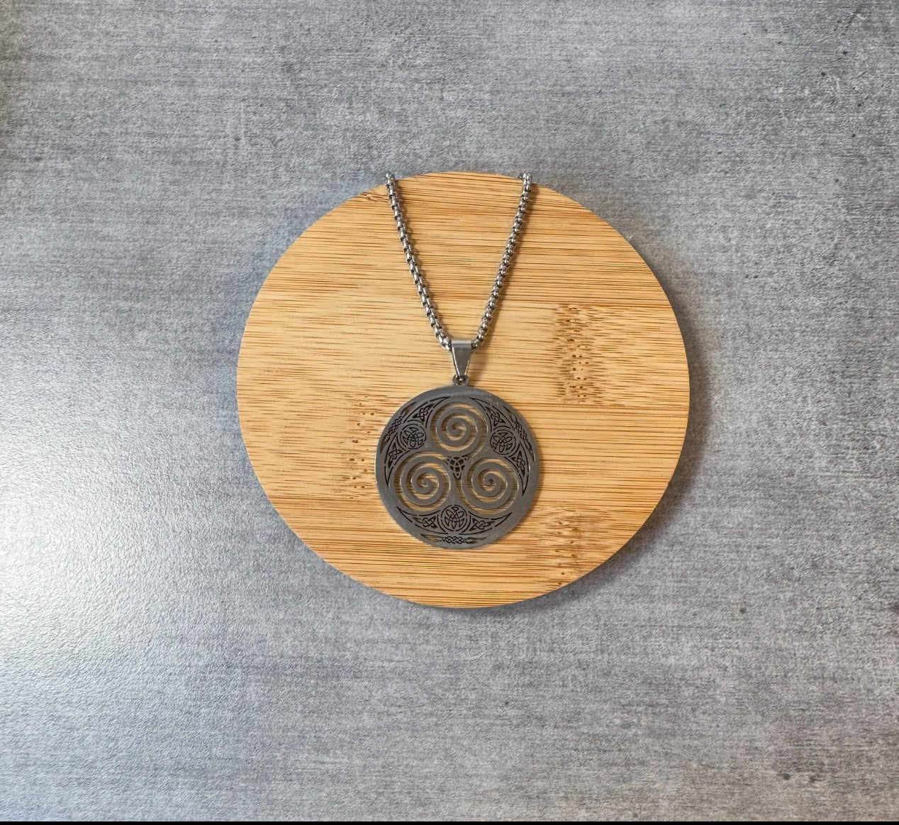 Collier Triskèle Celtique – Protection & Énergie