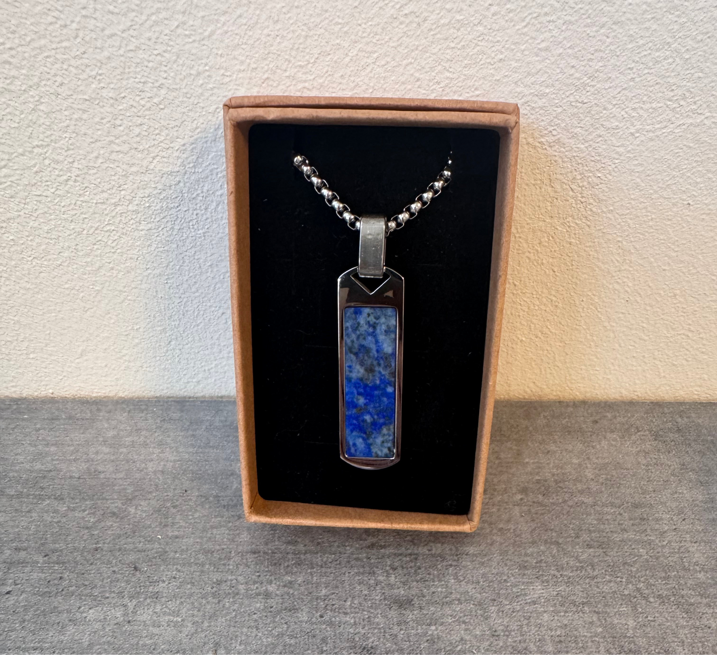Collier en acier inoxydable et en lapis lazuli