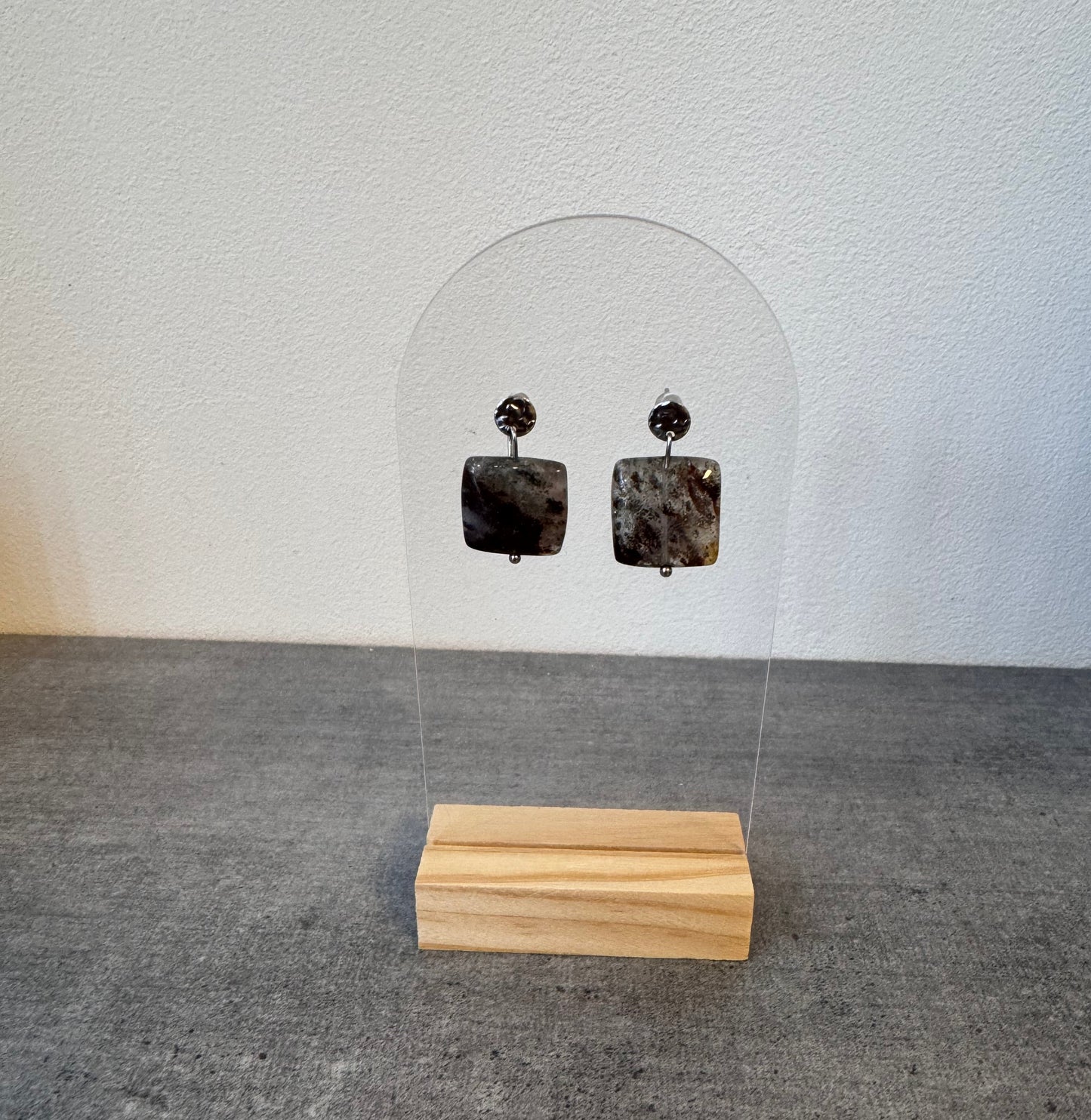 Boucle d’oreille en acier inoxydable et agate grise