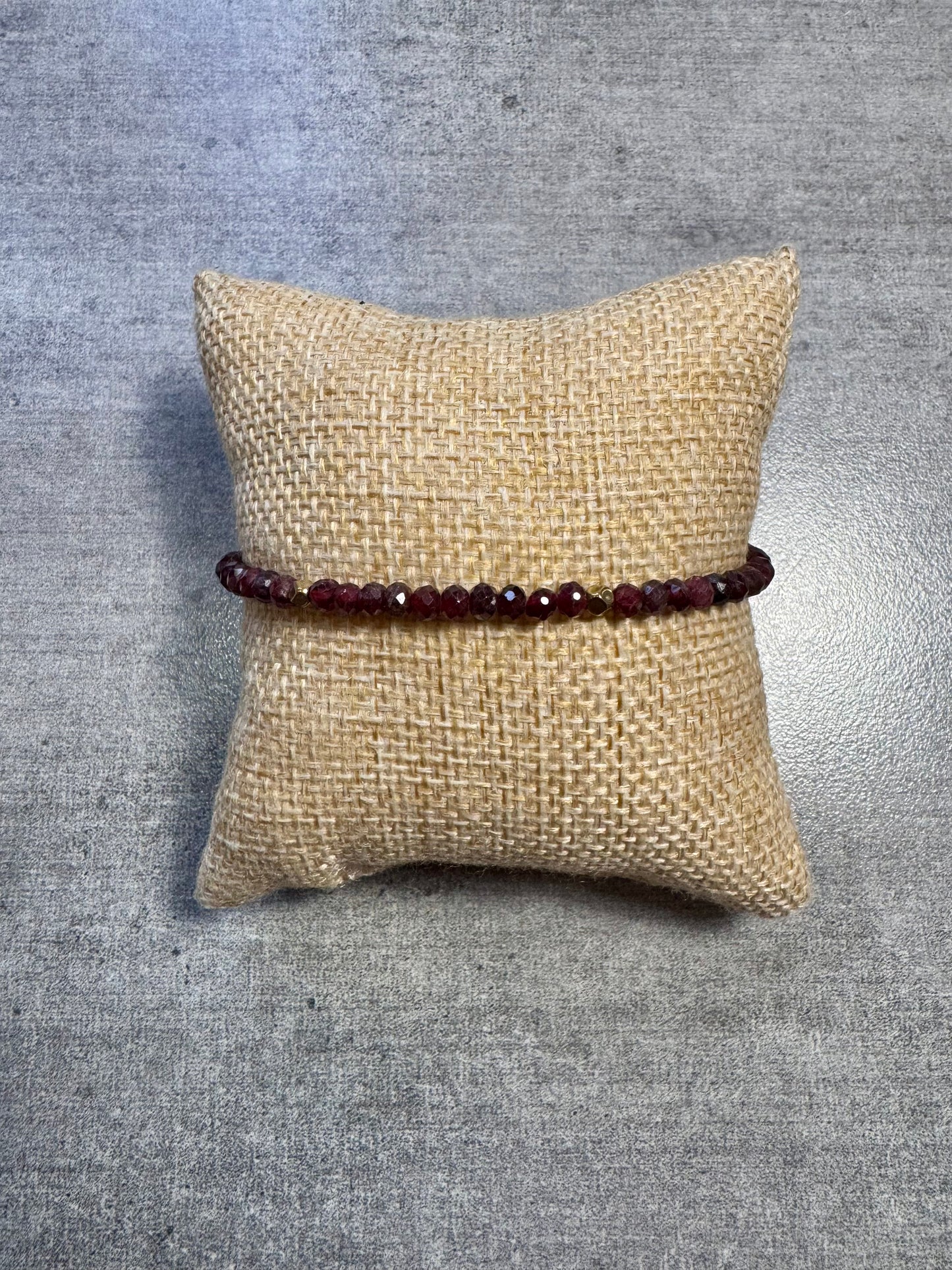 Bracelet en Grenat facetté et perle doré