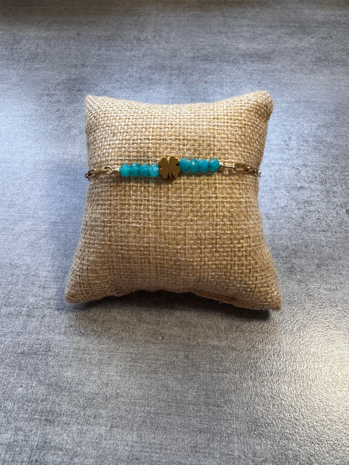 Bracelet ajustable en Amazonite & acier inoxydable – Trèfle porte-bonheur 🍀 ✨