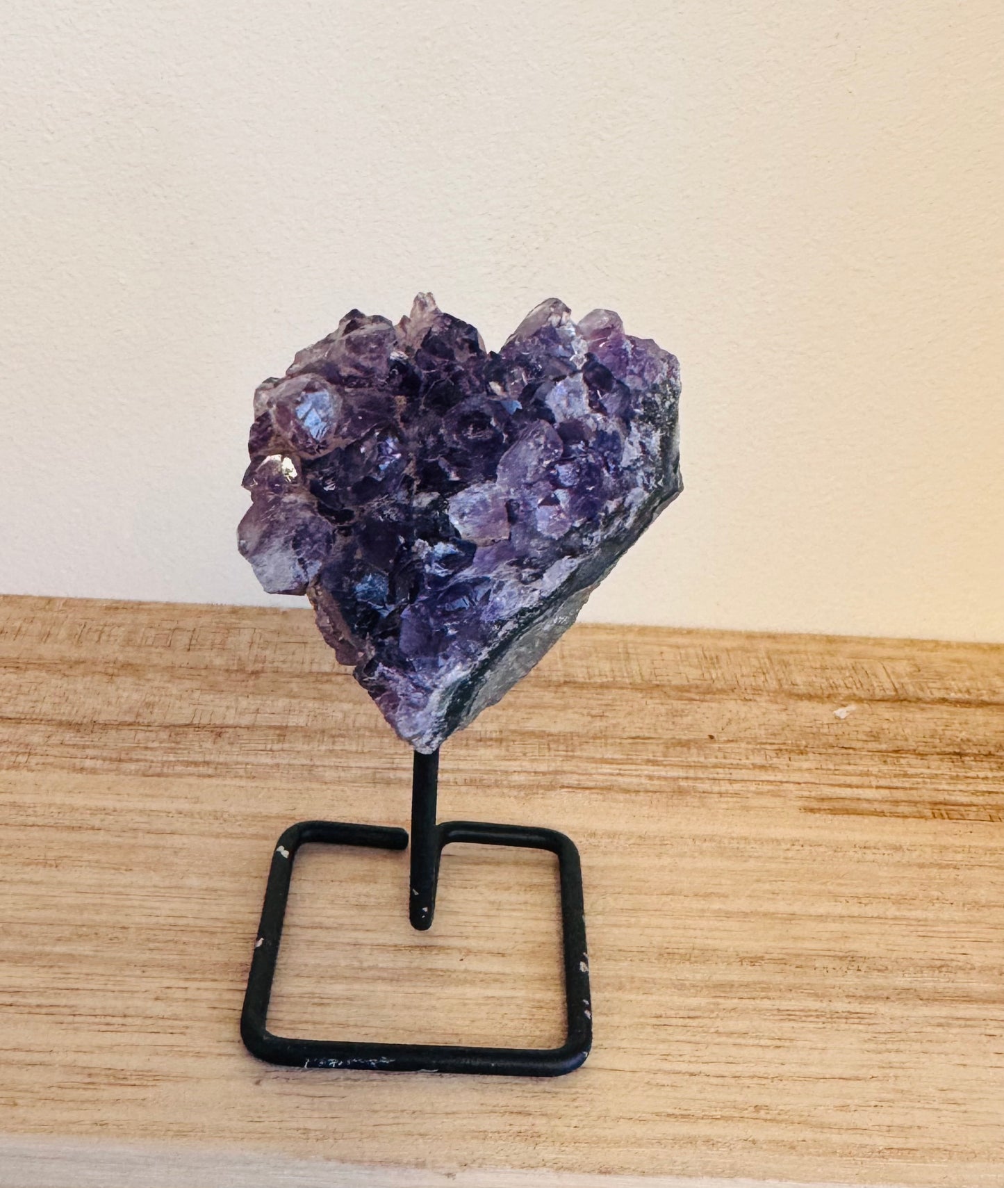 Améthyste en cœur sur pied