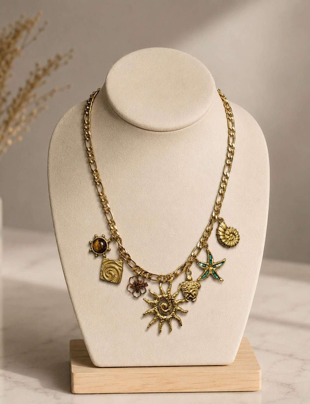 Collier dorée en acier inoxydable avec ses charms
