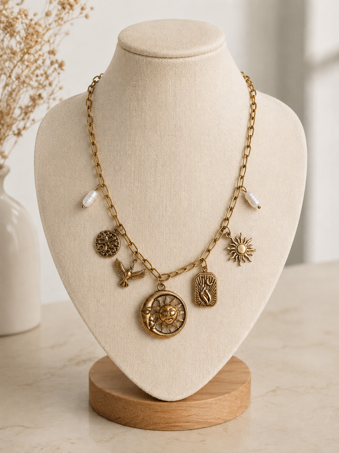 Collier dorée en acier inoxydable avec ses charms