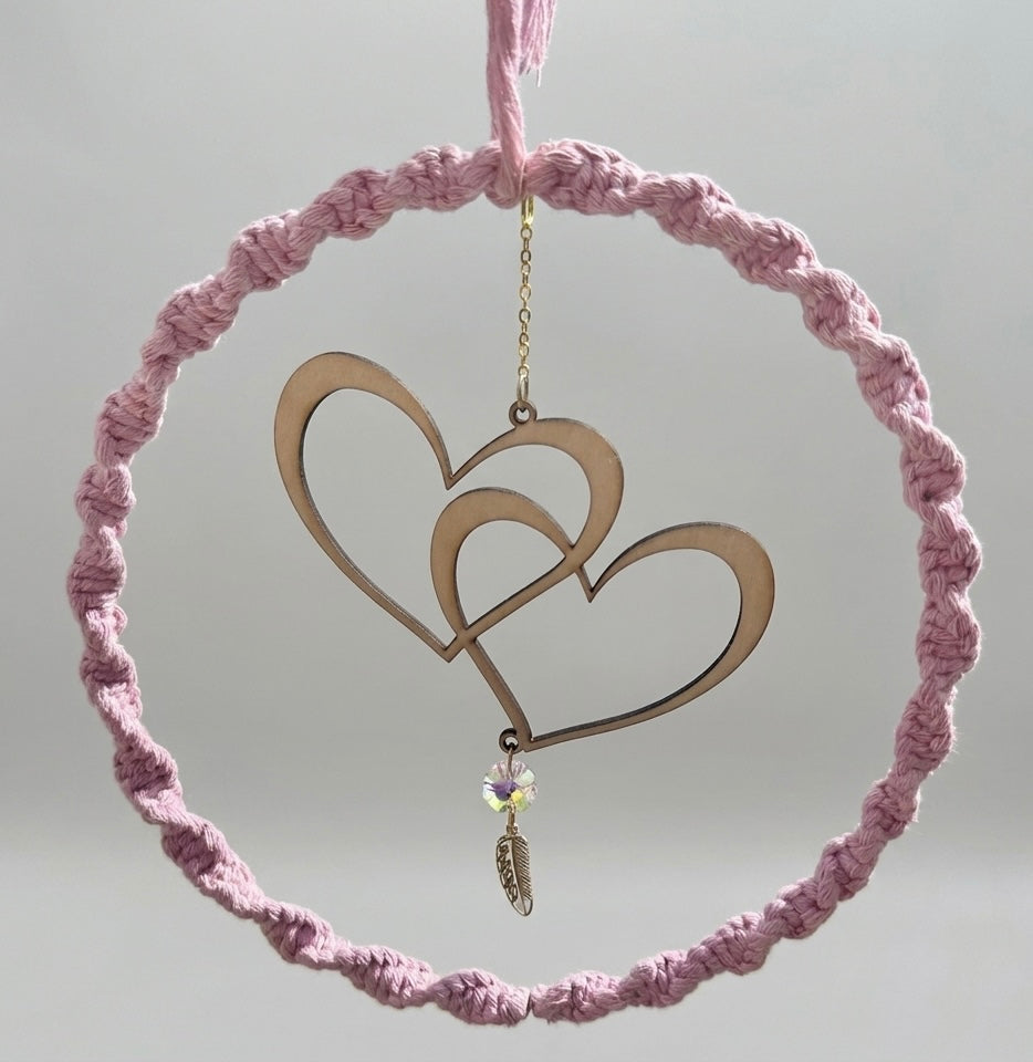 Double cœur attrape soleil bois et macramé rose