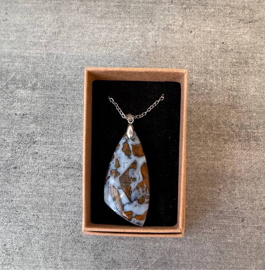 Collier en Grenat limestone