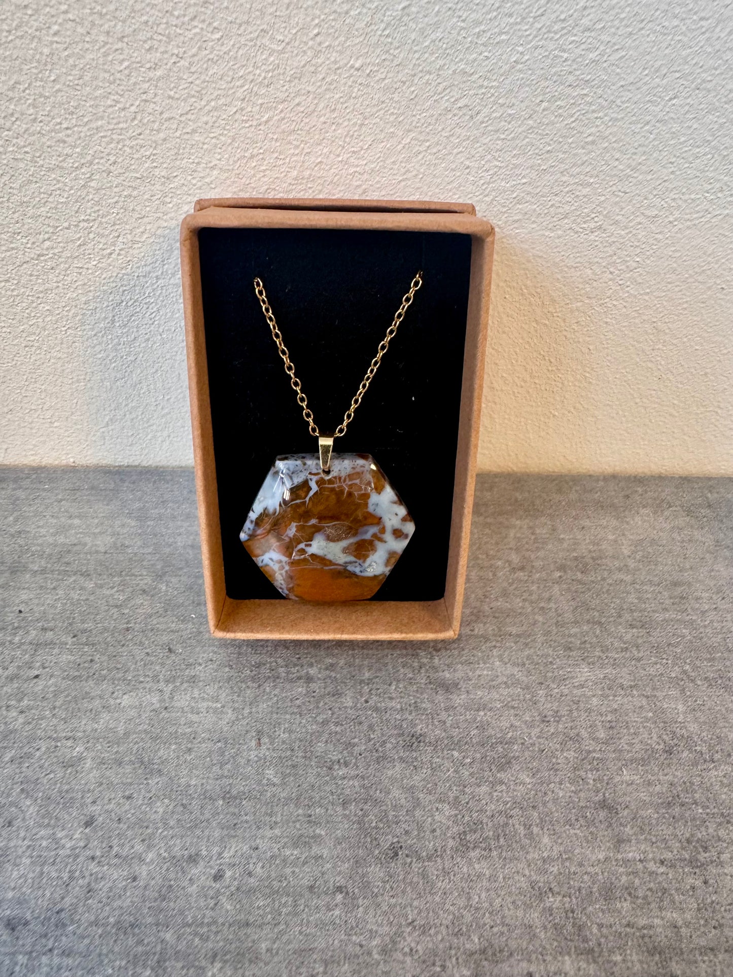 Collier en Grenat limestone