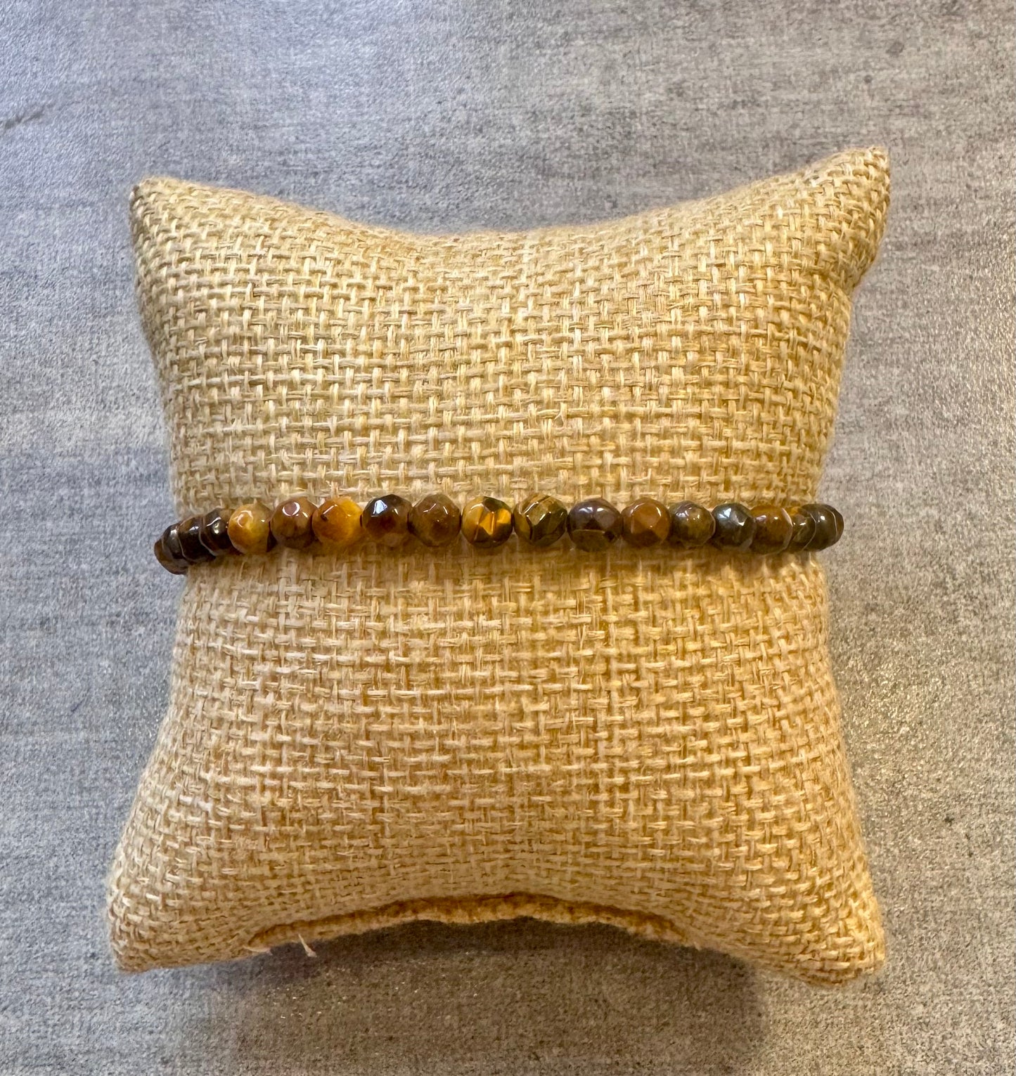 Bracelet en œil de tigre facetté