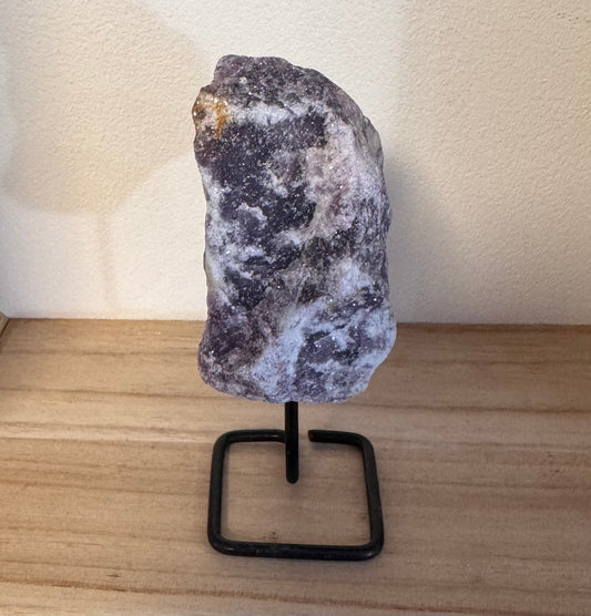 Lépidolite brute sur pied