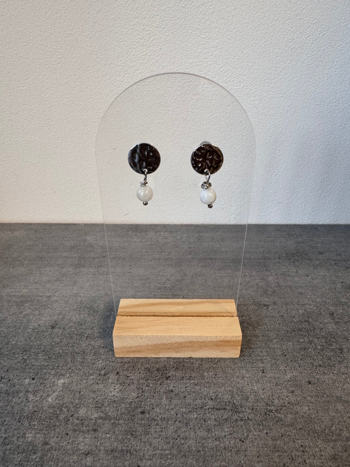 Boucle d’oreille en acier inoxydable et pierre de lune blanche