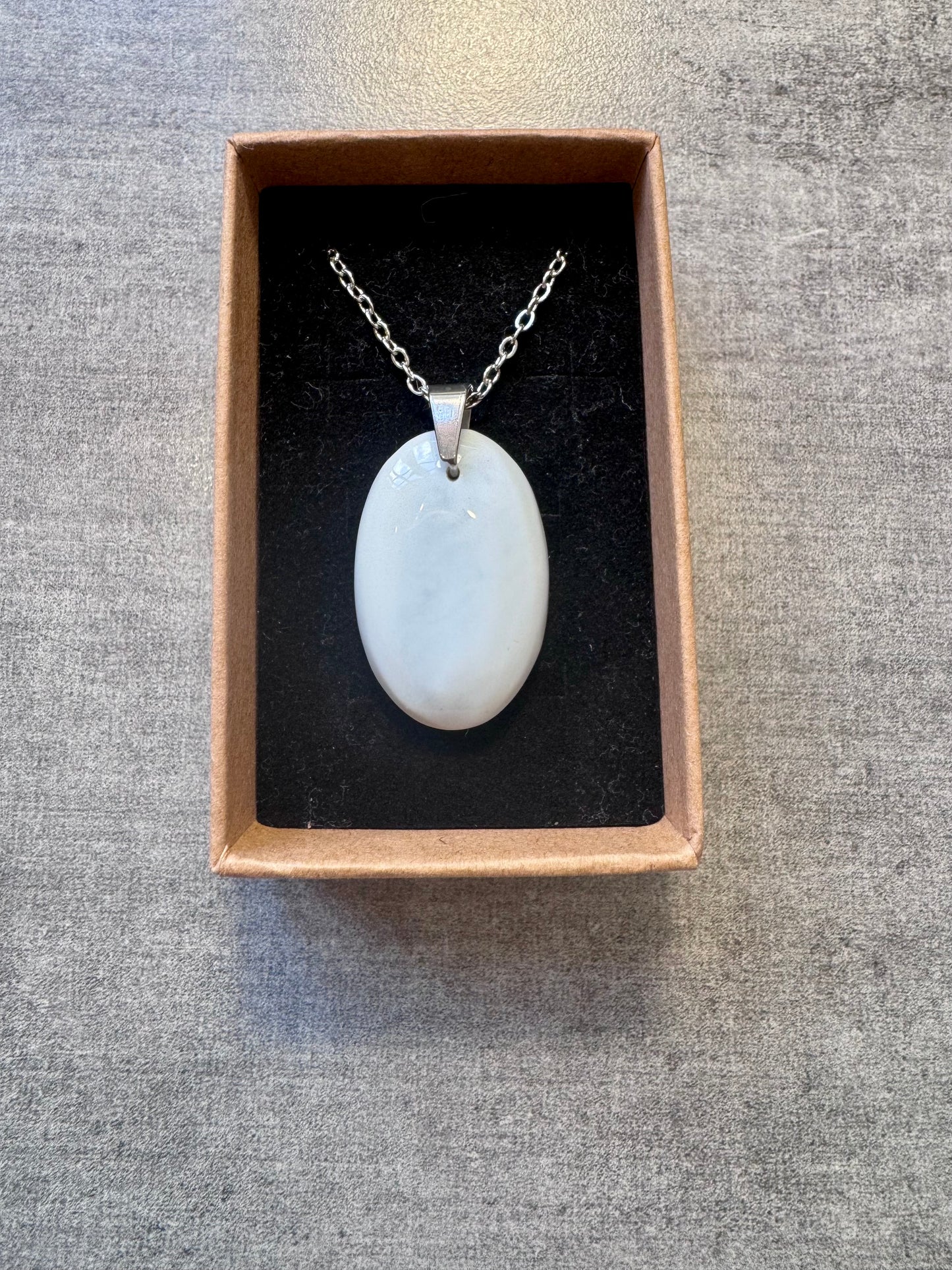 Collier en Calcédoine