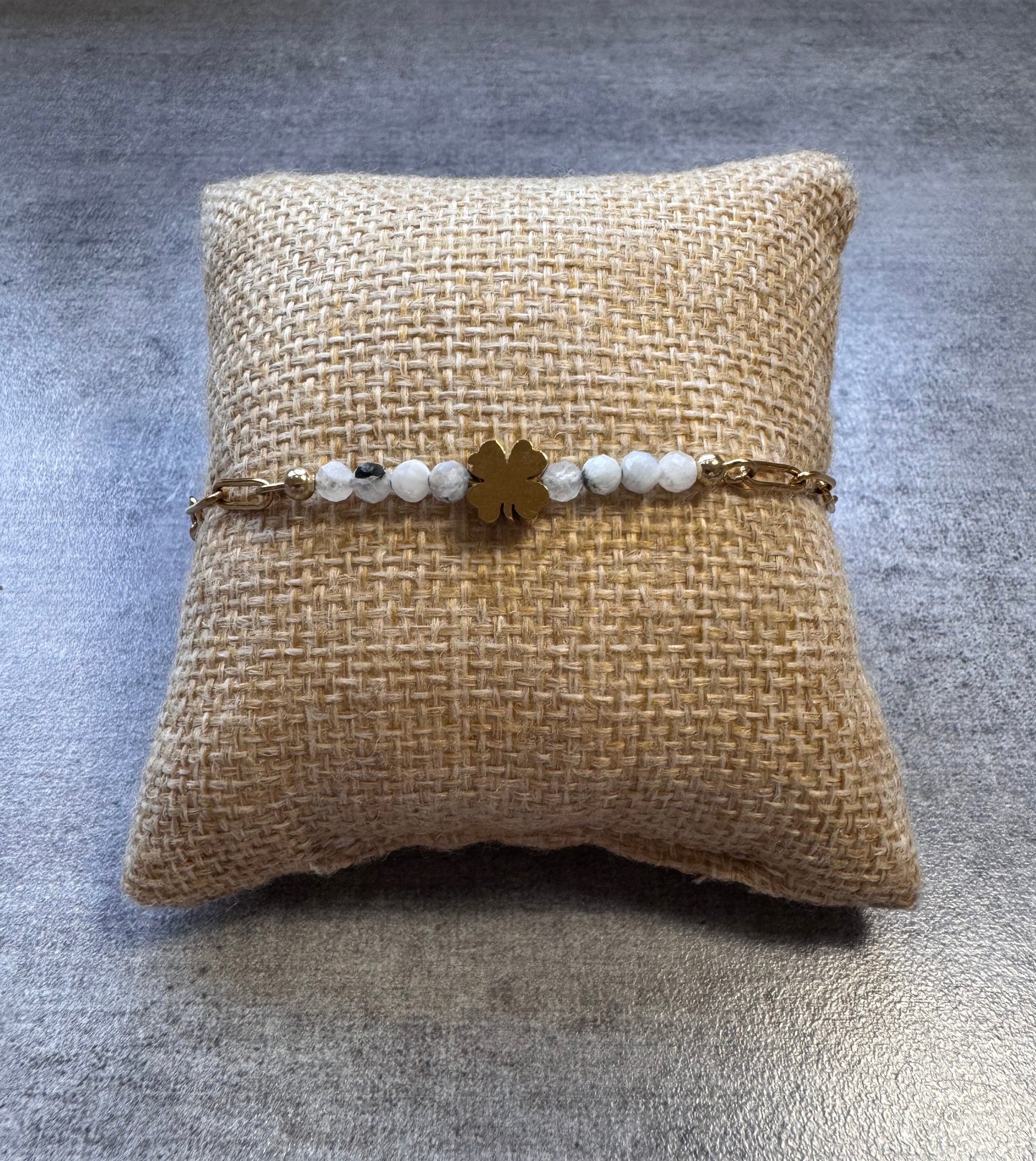 Bracelet ajustable en quartz tourmaline & acier inoxydable – Trèfle porte-bonheur 🍀 ✨