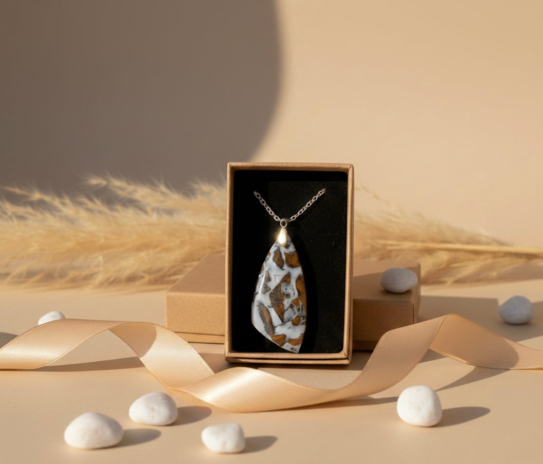 Collier en Grenat limestone