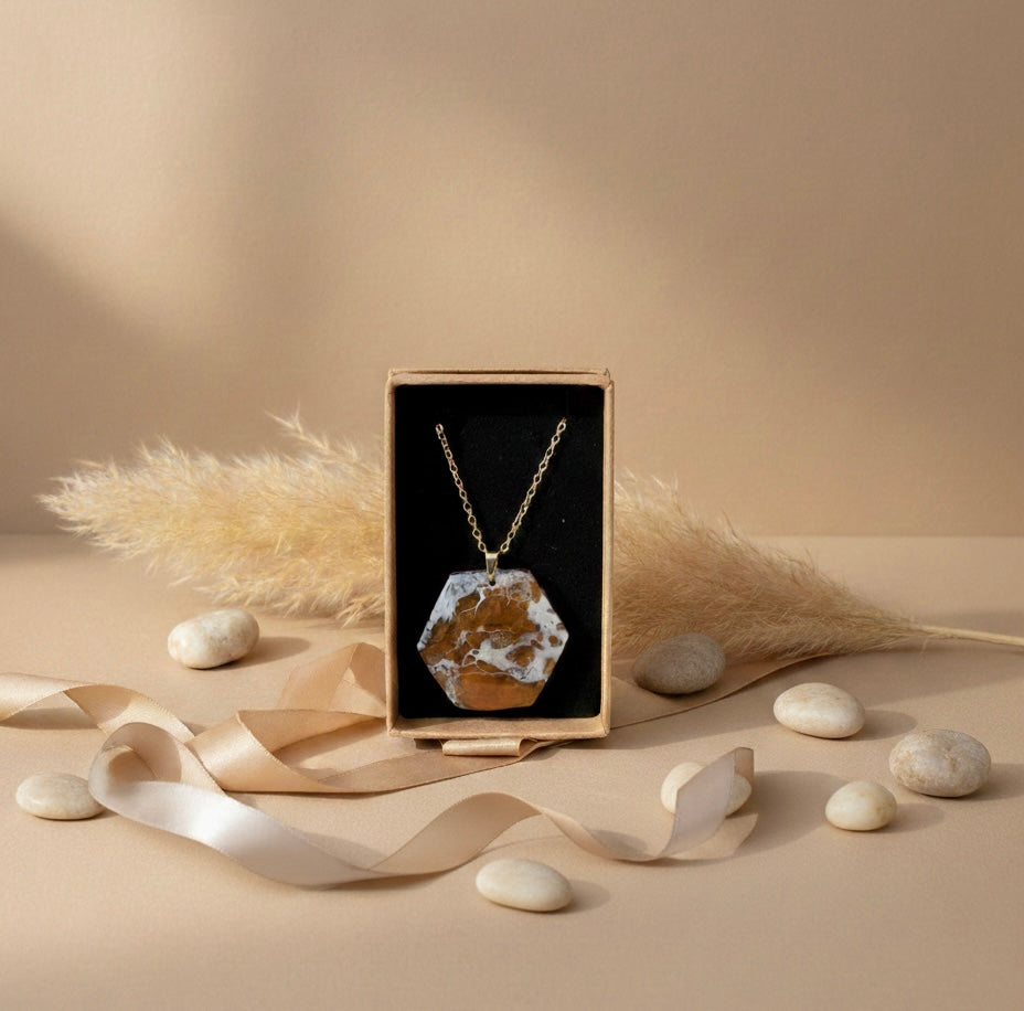 Collier en Grenat limestone