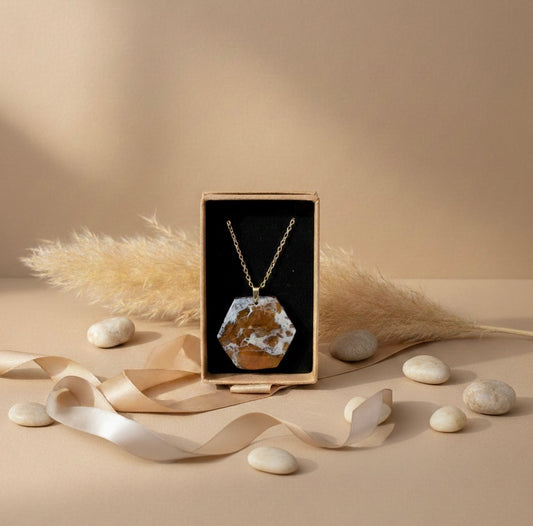 Collier en Grenat limestone