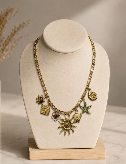Collier dorée en acier inoxydable avec ses charms
